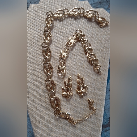 Trifari TM Vintage 80's Milk Glass Full Parue Necklace, Bracelet, Post Earrings - Picture 8 of 11